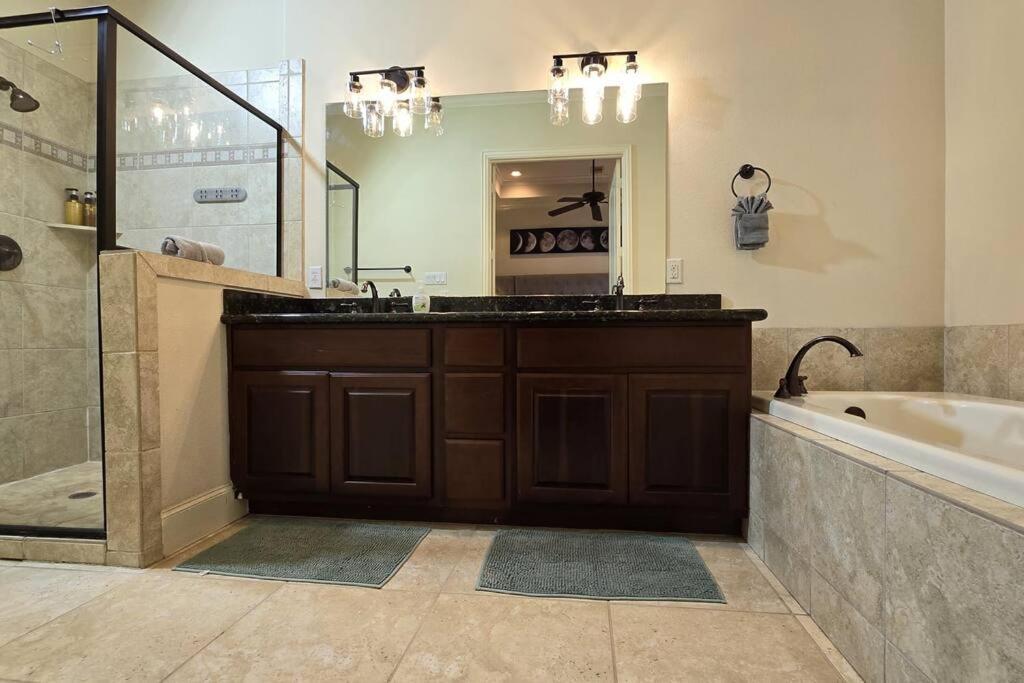 Modern Galleria Gem Private Jacuzzi 3 Br ヒューストン エクステリア 写真