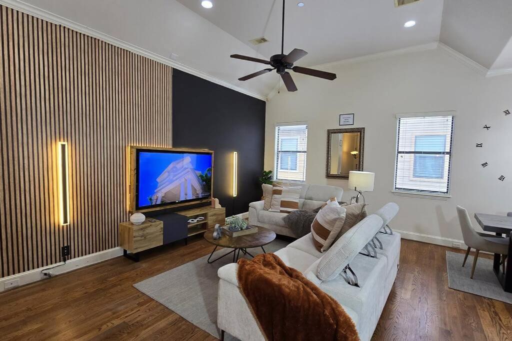 Modern Galleria Gem Private Jacuzzi 3 Br ヒューストン エクステリア 写真