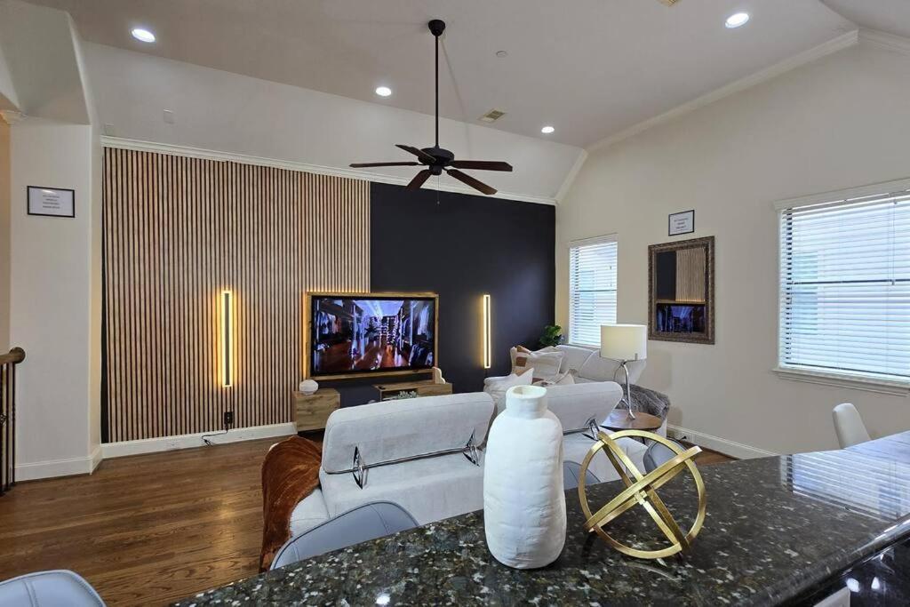 Modern Galleria Gem Private Jacuzzi 3 Br ヒューストン エクステリア 写真
